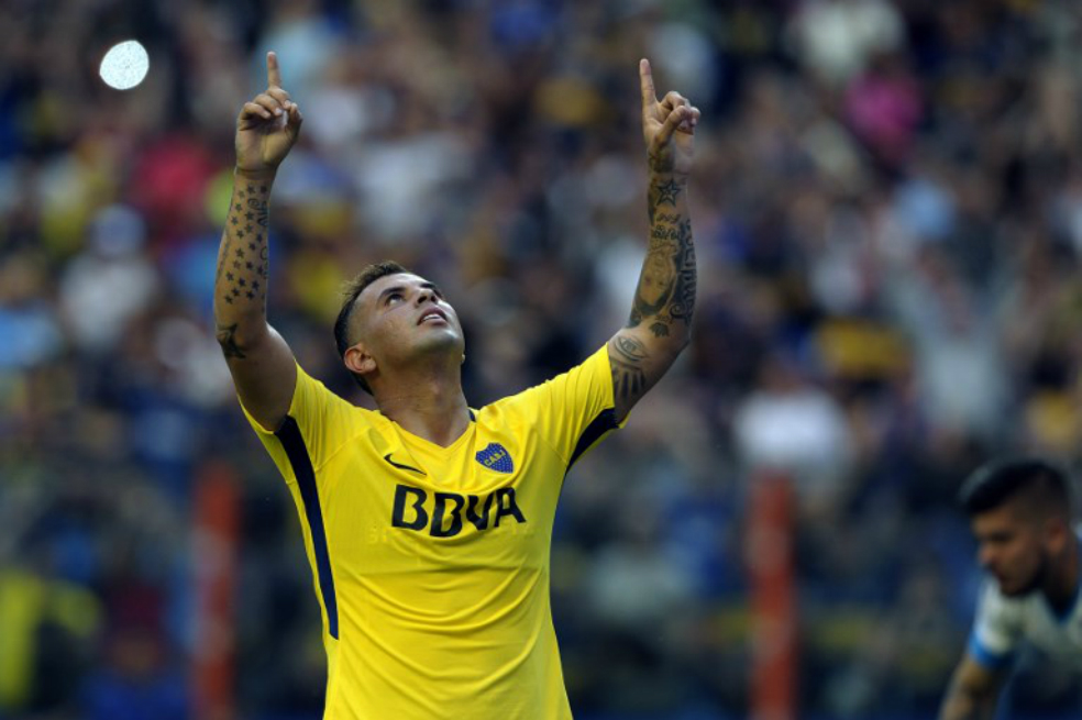 Edwin Cardona celebra el gol que anotó este domingo con Boca Juniors en La Bombonera. / AFP