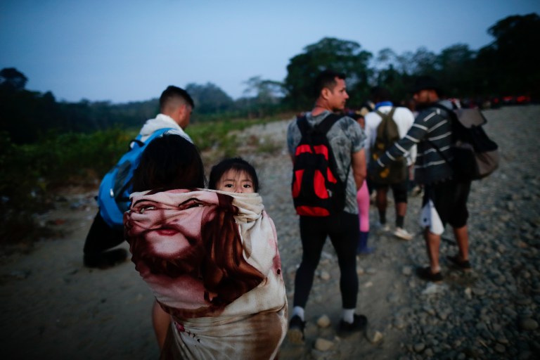 -FOTOGALERÍA- AME4250. BAJO CHIQUITO (PANAMÁ), 21/03/2023.- Adultos y niños migrantes hacen fila en la comunidad de Bajo Chiquito para ser trasladados a la Estación de Recepción Migratoria (ERM) de San Vicente, el 11 de marzo de 2023, en Metetí (Panamá). "Guerreros", repiten las madres, hijos guerreros que han aguantado largas caminatas, hambre, sed, el calor, picaduras de insectos, superar ríos y cerros, para sobrevivir a la selva del Darién en su ruta hacia Estados Unidos. Recién salidos de esta selva que hace de frontera natural entre Colombia y Panamá, los migrantes llegan hasta la conocida como Quebrada del León, donde les esperan unas piraguas de indígenas que los descenderán por el casi seco río Tuquesa hasta Bajo Chiquito, una pequeña población emberá donde podrán al fin reposar tranquilos. EFE/ Bienvenido Velasco
