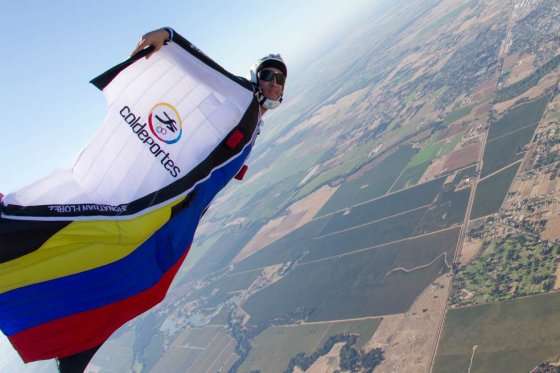 Jhonathan ha realizado más de 2.300 saltos en paracaídas y ahora lo hace con traje con alas.