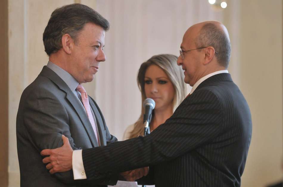 El presidente Juan Manuel Santos felicita a Eduardo Montealegre luego de posesionarlo como nuevo Fiscal General de la Nación. Foto: César Carrión / Presidencia