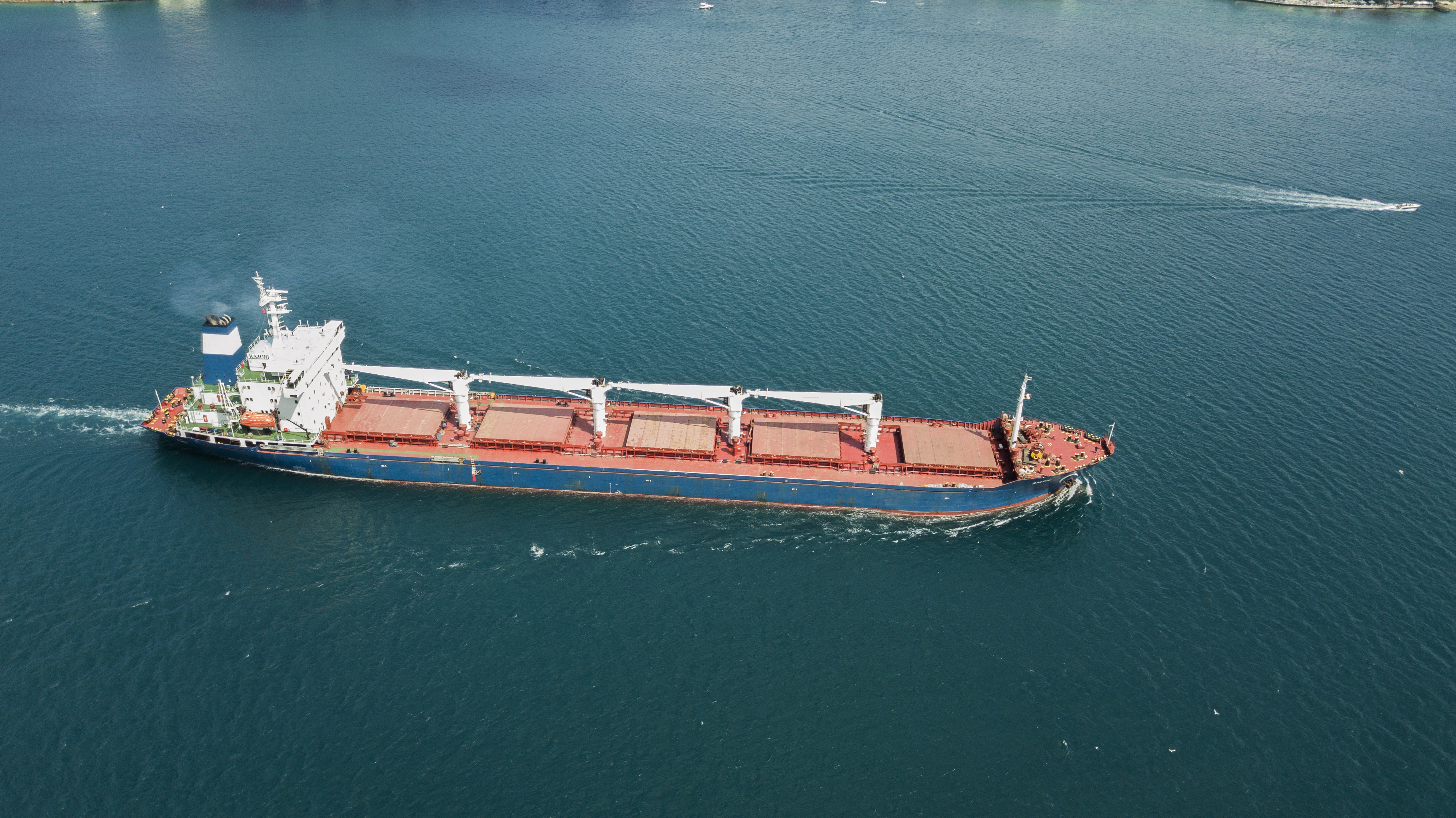 Istanbul (Turkey), 03/08/2022.- An aerial picture taken by drone shows Sierra Leone-flagged cargo ship Razoni that left the port of Odesa with the first grain shipment for export, sails through the Bosphorus after an inspection in Istanbul, Turkey, 03 August 2022. The Razoni carries over 26,000 tons of corn and is bound for Tripoli, Lebanon with a stopover in Istanbul for inspection. It is the first ship exporting Ukrainian grain since a safe passage deal was signed between Ukraine and Russia on 22 July in Istanbul. (Líbano, Rusia, Sierra Leona, Turquía, Ucrania, Estanbul) EFE/EPA/TOLGA BOZOGLU