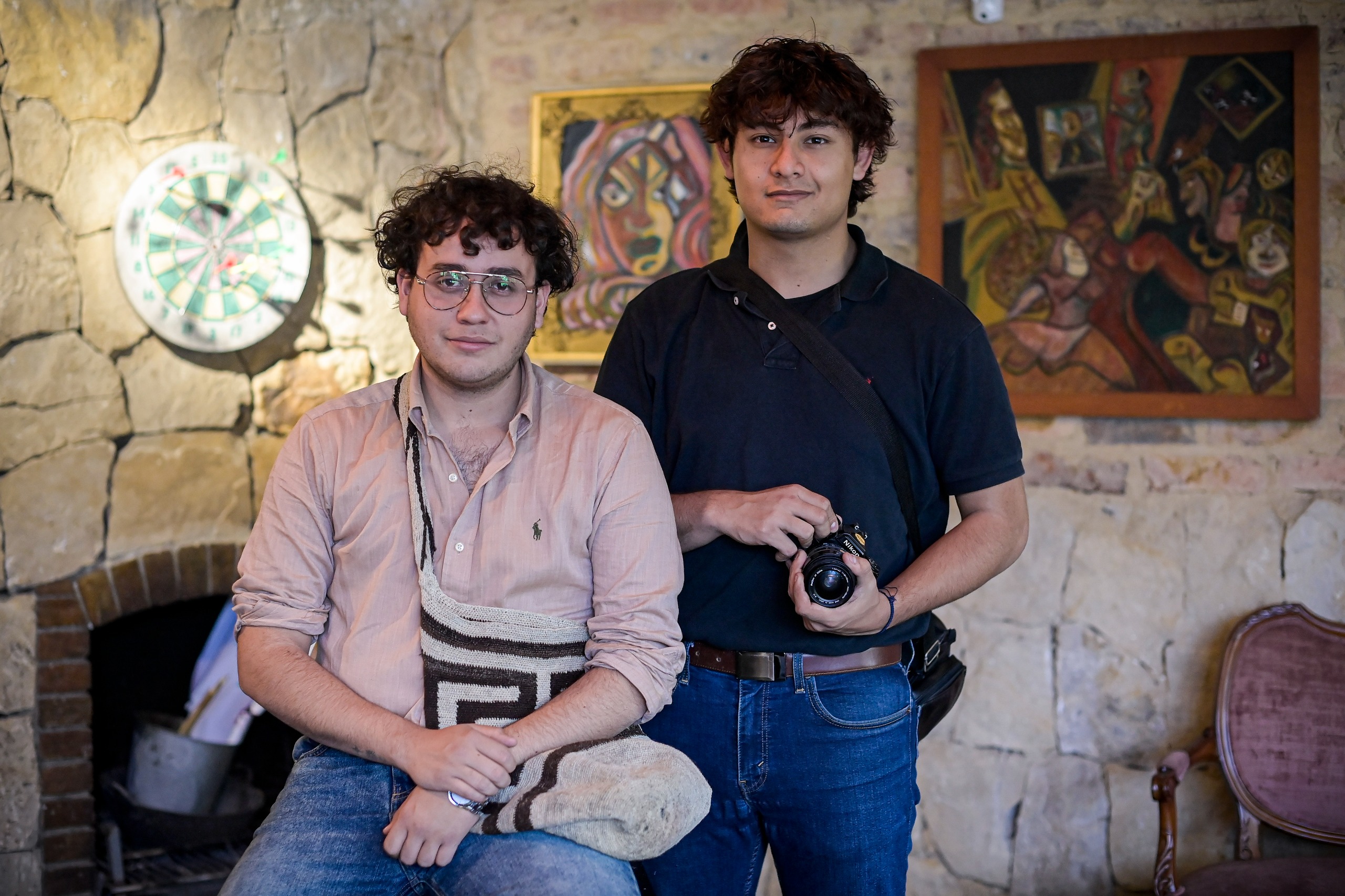 Simón Baquero (izq.) interpreta a Julio Daniel Chaparro y Juan Andrés Barranco, a Jorge Torres.