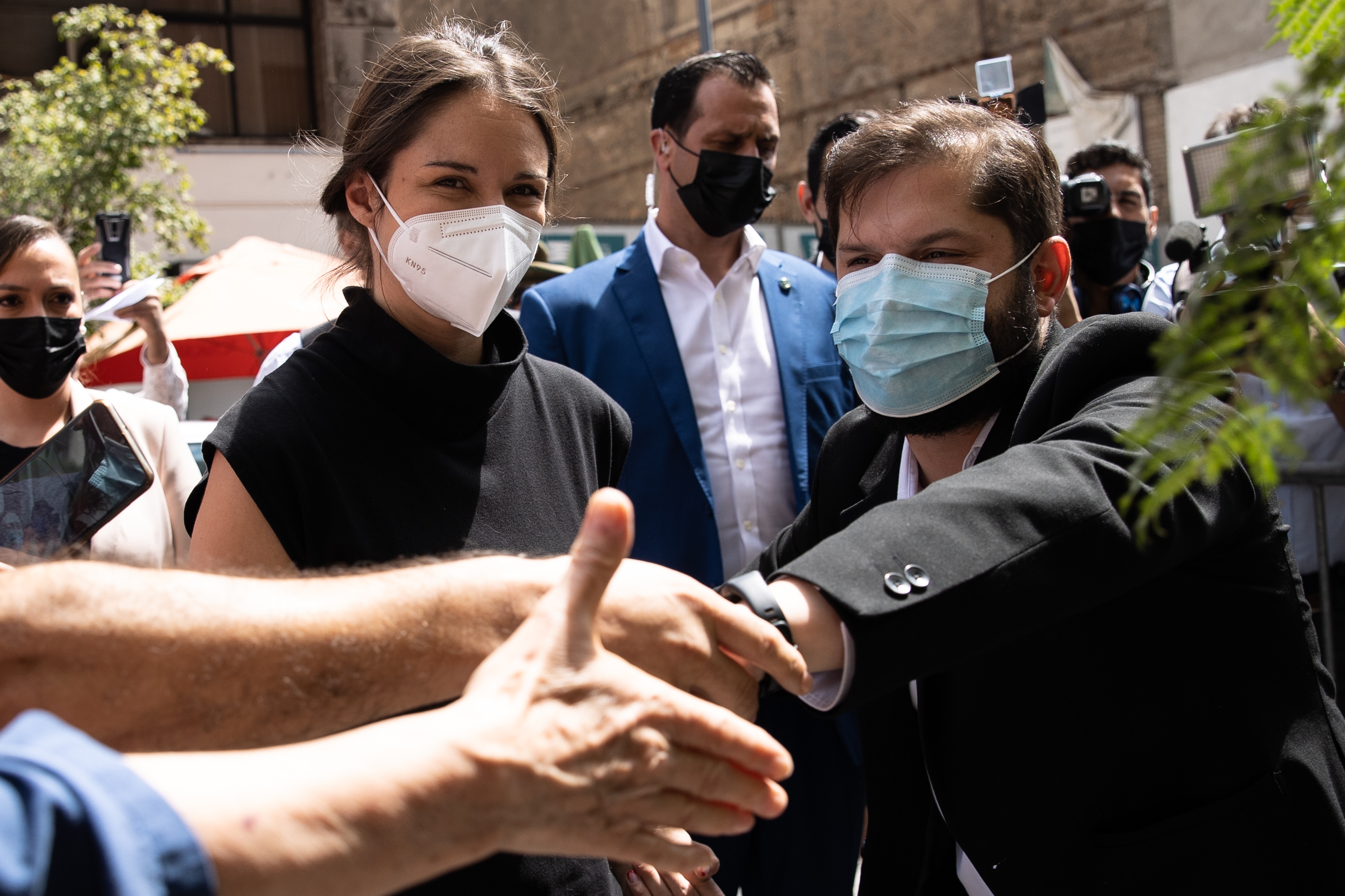 Irina Karamanos (izquierda) junto a Gabriel Boric.