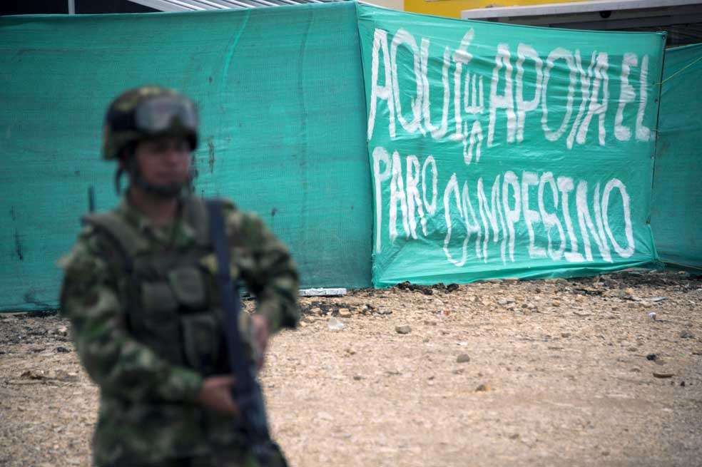 Un soldado custodia la vía entre Villa de Leyva y Bogotá a la altura de Ventaquemada en el primer día del paro agrario. / AFP