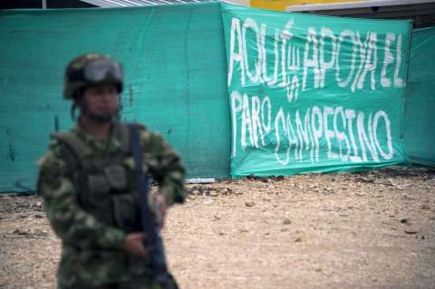 Continúa diálogo entre Gobierno y campesinos para conjurar el paro