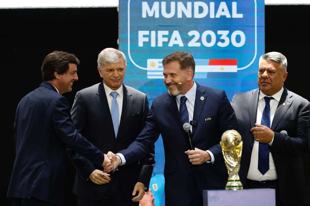 AME4770. LUQUE (PARAGUAY),11/12/2024.- El presidente de la Conmebol, Alejandro Domínguez (d), estrecha la mano con el presidente de la Asociación Uruguaya de fútbol, Ignacio Alonso (i), durante un evento este miércoles, en Luque (Paraguay). El presidente de la Confederación Sudamericana de Fútbol (Conmebol) Alejandro Domínguez celebró como "un hito" que Paraguay, Argentina y Uruguay acojan los primeros tres partidos del Mundial 2030, en celebración de los 100 años desde que se jugó la primera Copa Mundial de la FIFA en Sudamérica. EFE/ Juan Pablo Pino