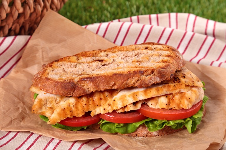 Esta es la receta para preparar sándwich de pechuga de pollo