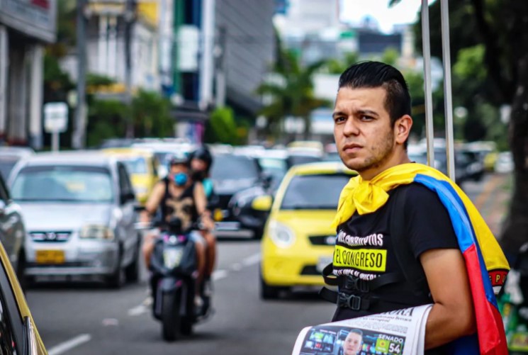 El santandereano hizo una campaña a través de sus redes sociales y de caminar con un letreto en su espalda, mientras entregaba publicidad política en formato de periódico.