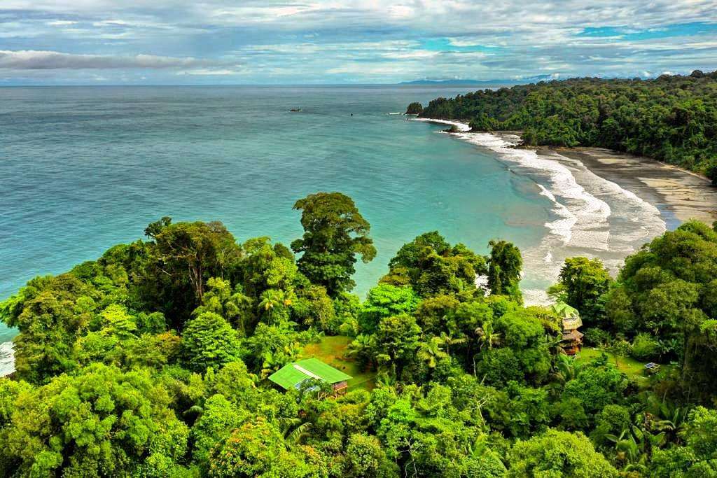 El Choiba Ecolodge es un lodge, en Nuquí, situado frente a la playa, en el océano Pacífico.