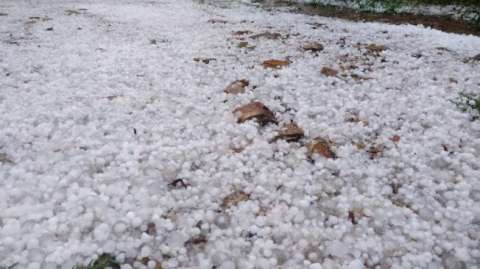 Lluvias y granizadas dejan 80 familias damnificadas en Cota