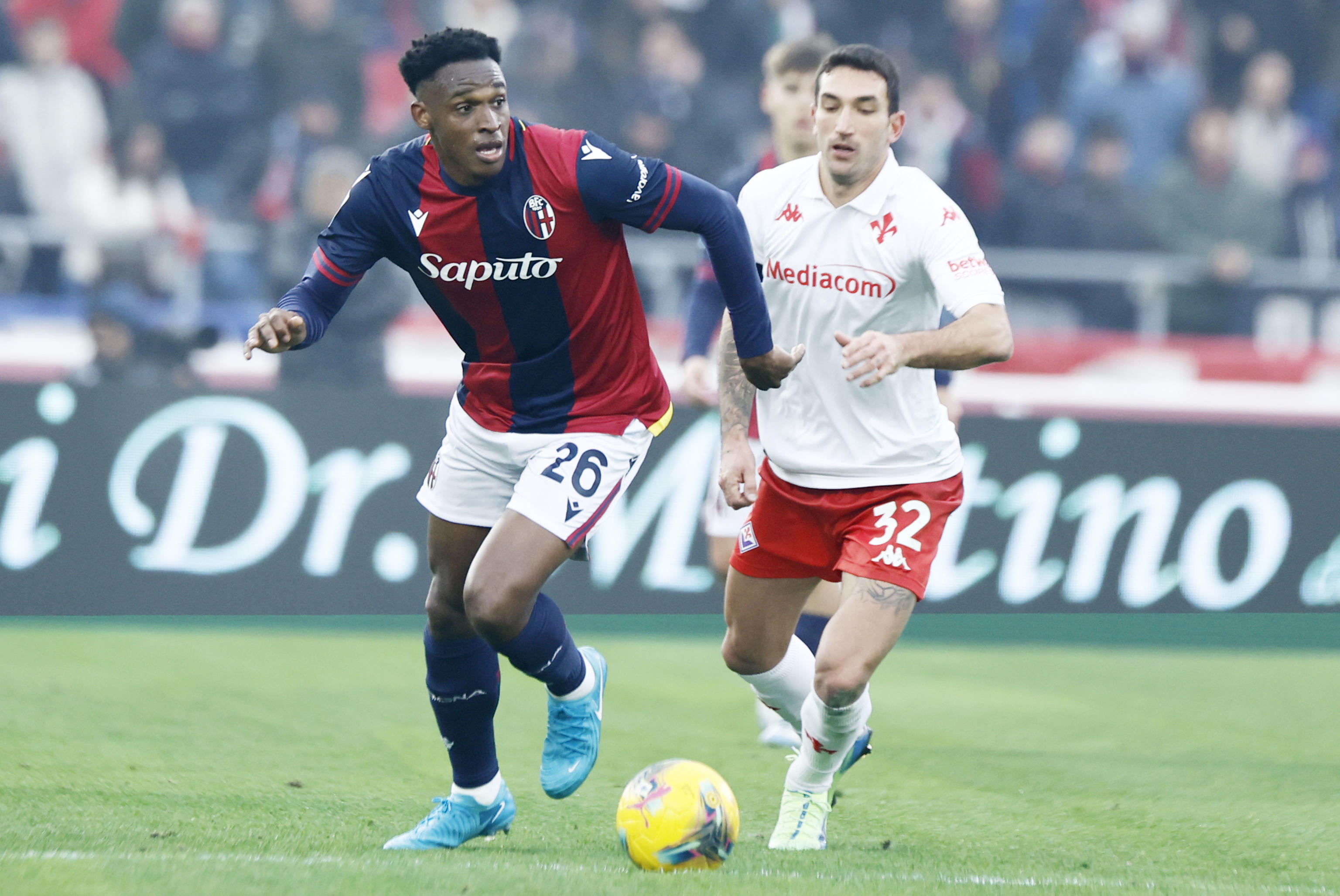 Bologna (Italy), 14/12/2024.- Bologna's Jhon Lucumi (L) and Fiorentina's Danilo Cataldi in action during the Italian Serie A soccer match between Bologna FC 1909 and ACF Fiorentina, in Bologna, Italy, 15 December 2024. (Italia) EFE/EPA/SERENA CAMPANINI