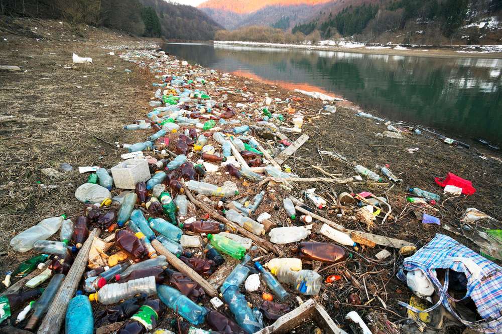 Un río transporta basura plástica en Europa.