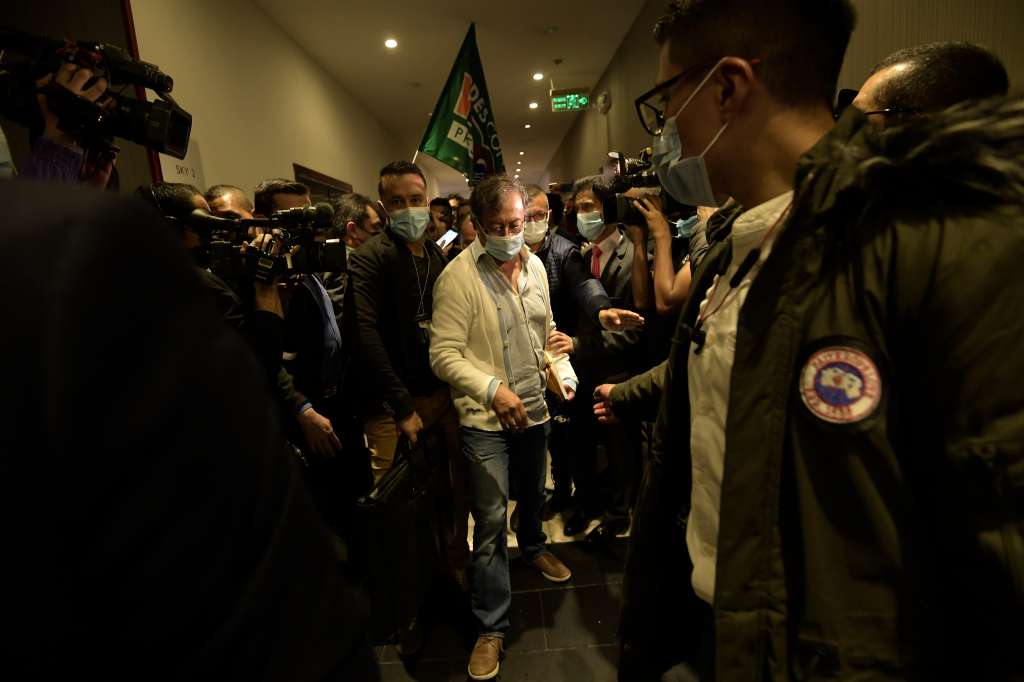 Candidato a la presidencia del 2022 por el Pacto Histórico, recibe el respaldo del partido Verde a su candidatura.