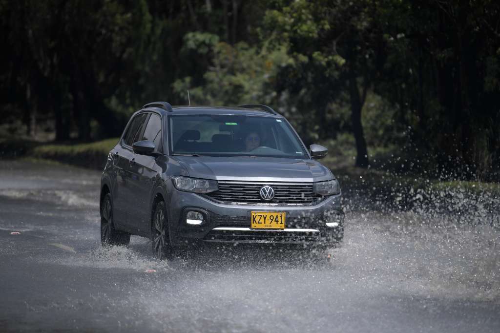 Las fuertes lluvias en la capital, provocaron inundaciones y afectaciones en la entrada y salida de Bogotá y en municipios vecinos.