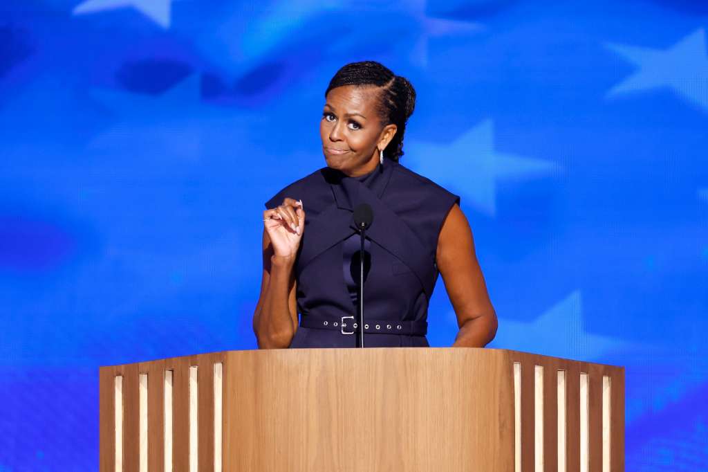 Chicago (United States), 20/08/2024.- Former First Lady of the US Michelle Obama speaks on the second night of the Democratic National Convention (DNC) at the United Center in Chicago, Illinois, USA, 20 August 2024. The 2024 Democratic National Convention is being held 19 to 22 August 2024 in which delegates of the United States' Democratic Party will vote on the party's platform and ceremonially vote for the party's nominees for president and vice president, Vice President Kamala Harris and Governor Tim Walz of Minnesota, for the upcoming presidential election. (Estados Unidos) EFE/EPA/CAROLINE BREHMAN