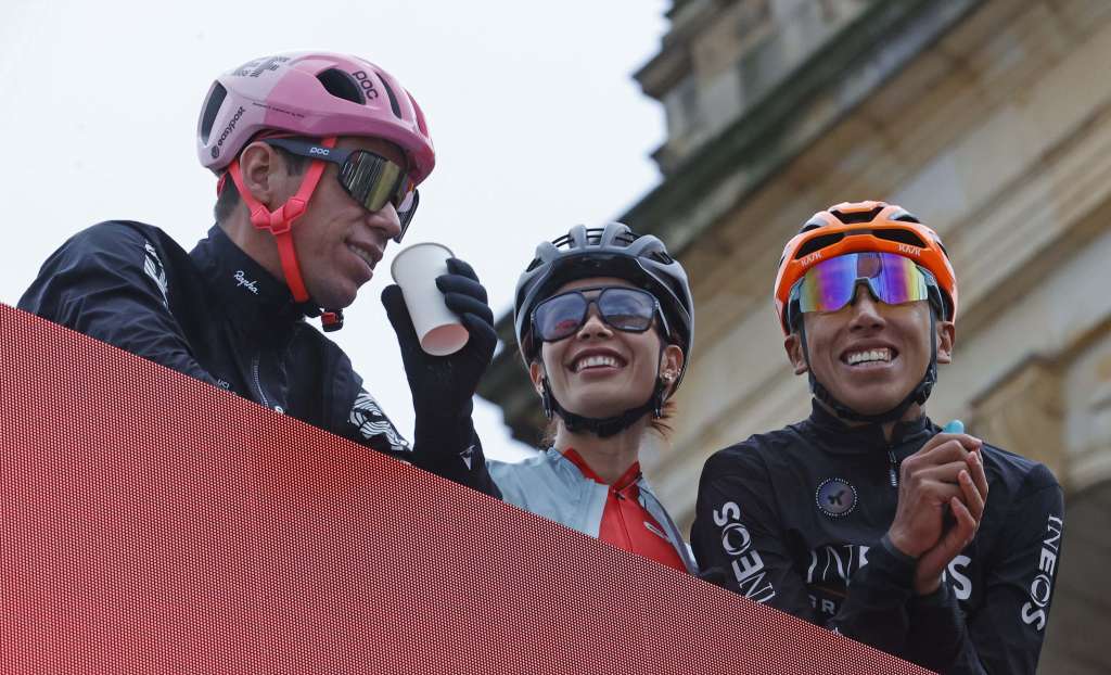 -FOTODELDÍA- AME8248. BOGOTÁ (COLOMBIA), 17/11/2024.- Los ciclistas colombianos Rigoberto Urán (i) y Egan Bernal (d), reacciona previo a el Gran Fondo de Ciclismo de Bogotá, este domingo, en Bogotá (Colombia). Egan Bernal, destacado ciclista colombiano y ganador del Tour de Francia 2019, liderará el Gran Fondo de Ciclismo, un evento que reunió a cientos de ciclistas, tanto aficionados como profesionales. EFE/ Mauricio Dueñas Castañeda