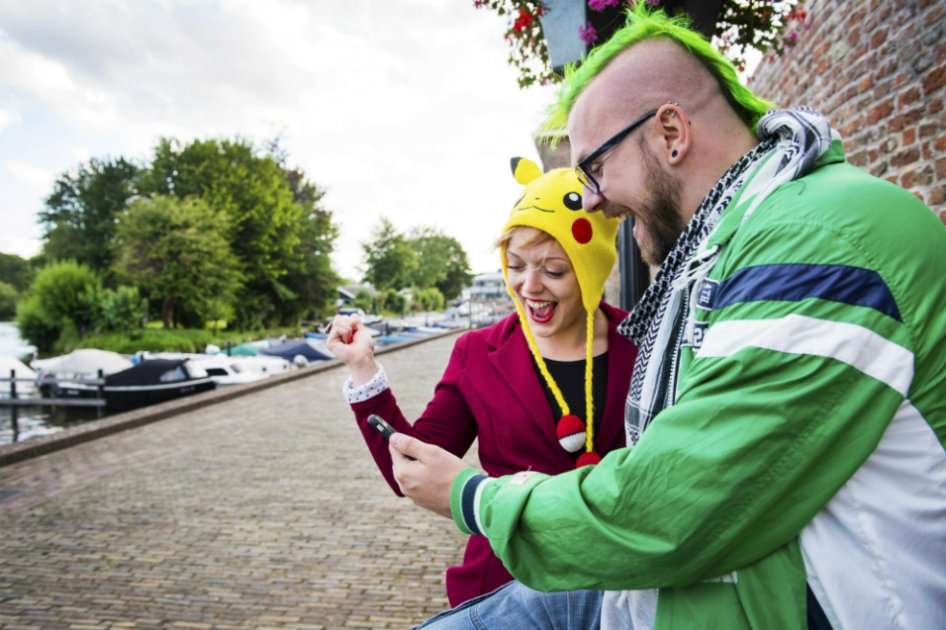 Dos personas juegan Pokémon Go en sus teléfonos móviles en Leerdam (Holanda) / EFE
