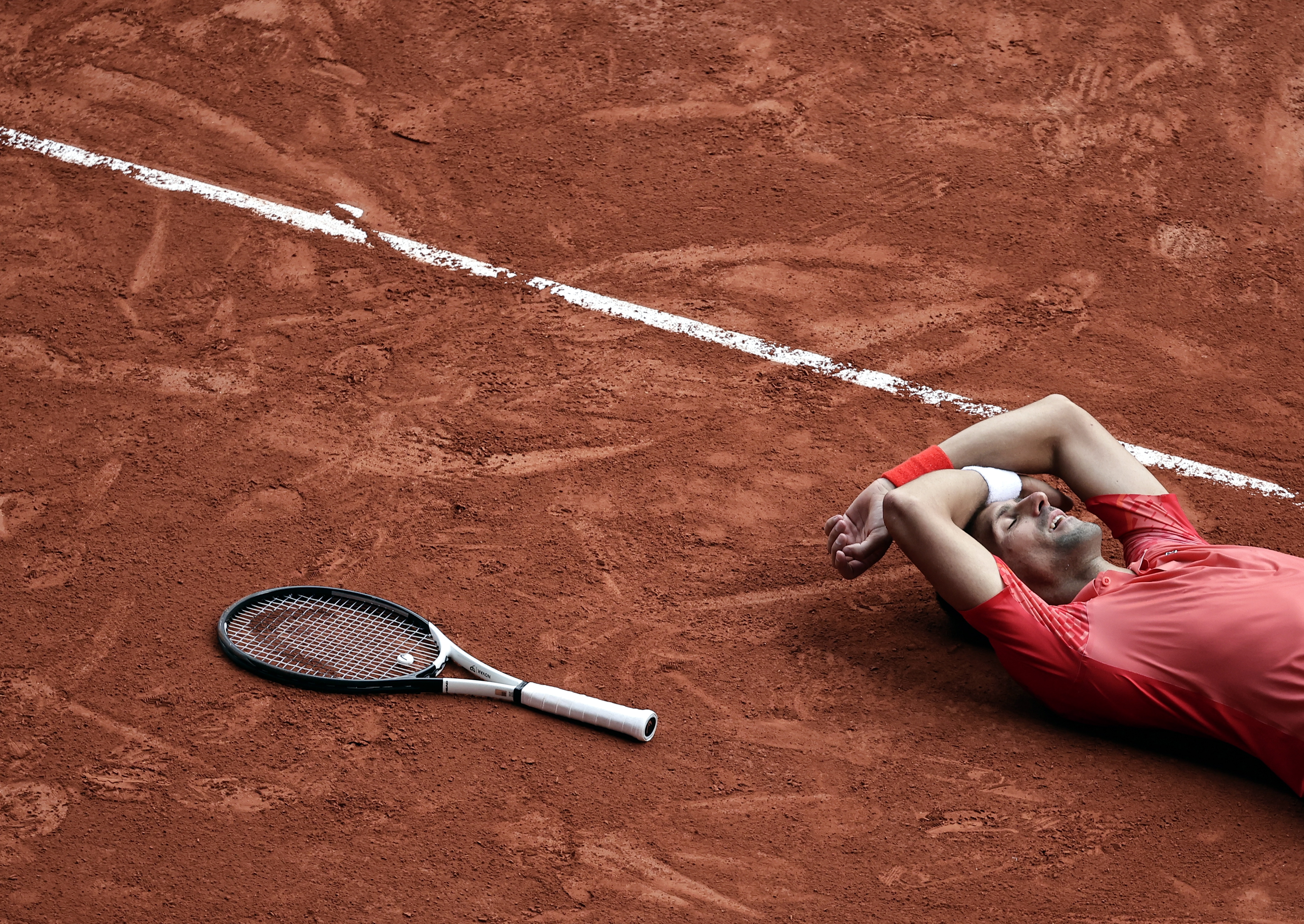 Paris (France), 11/06/2023.- Novak Djokovic of Serbia reacts after winning against Casper Ruud of Norway in their Men's final match during the French Open Grand Slam tennis tournament at Roland Garros in Paris, France, 11 June 2023. (Tenis, Abierto, Francia, Noruega) EFE/EPA/CHRISTOPHE PETIT TESSON