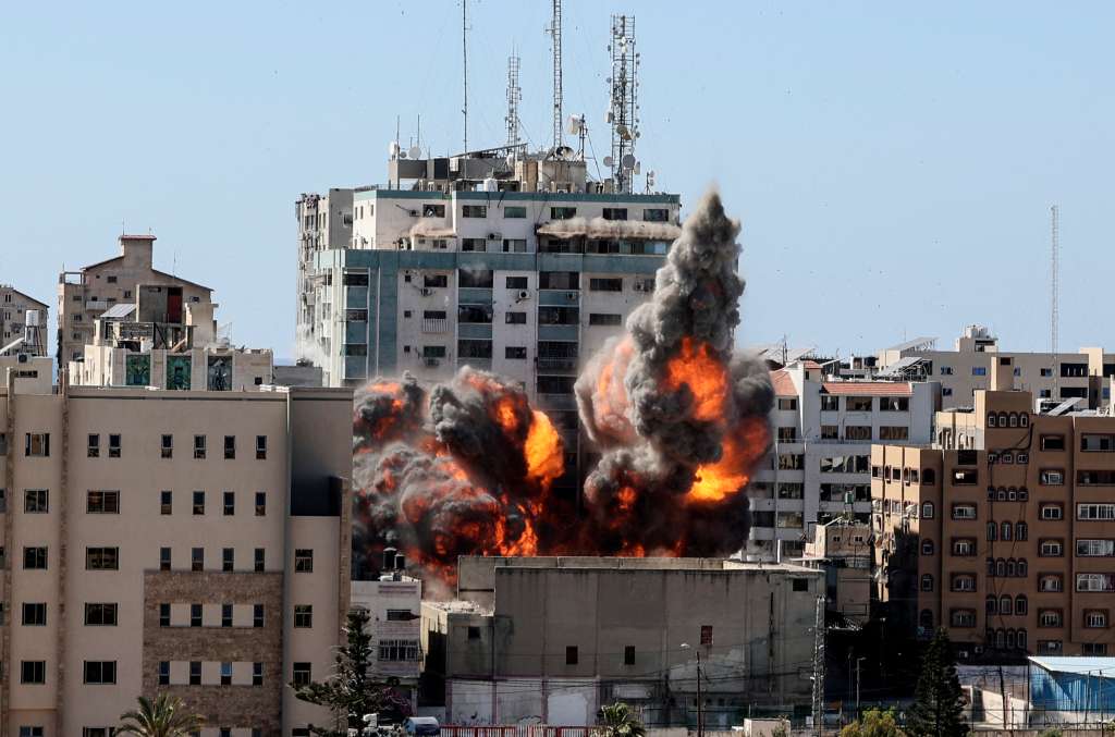La fuerza aérea de Israel apuntó a la Torre Jala de 13 pisos que alberga la televisión Al-Jazeera con sede en Qatar y la agencia de noticias Associated Press.