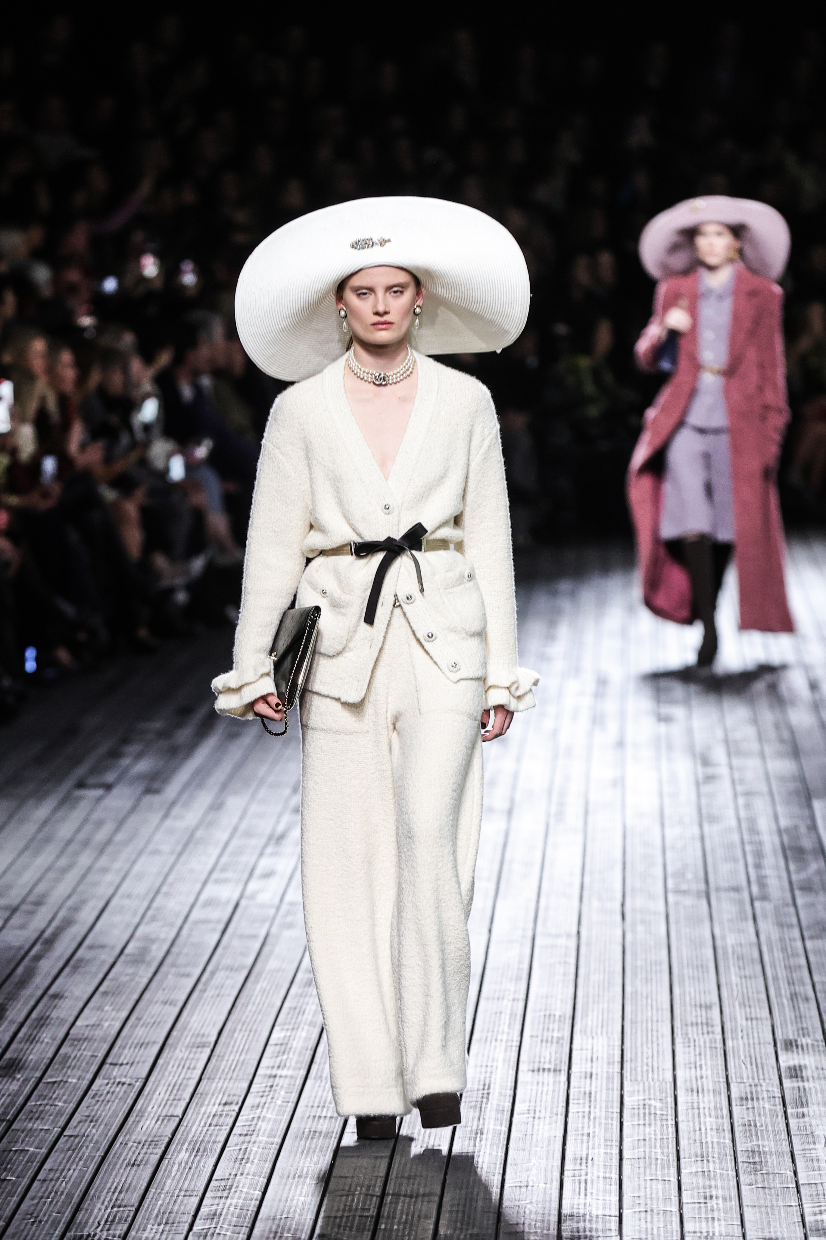 Paris (France), 05/03/2024.- A model presents a creation from the Fall/Winter 2024/2025 Womenswear Collection by Chanel during the Paris Fashion Week, in Paris, France, 05 March 2024. The presentation of the Women's collections runs from 25 February to 5 March 2024. (Moda, Francia) EFE/EPA/TERESA SUAREZ
