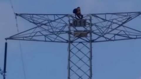 Hombre arengó contra Maduro desde la cima de una torre de energía en Soledad, Atlántico
