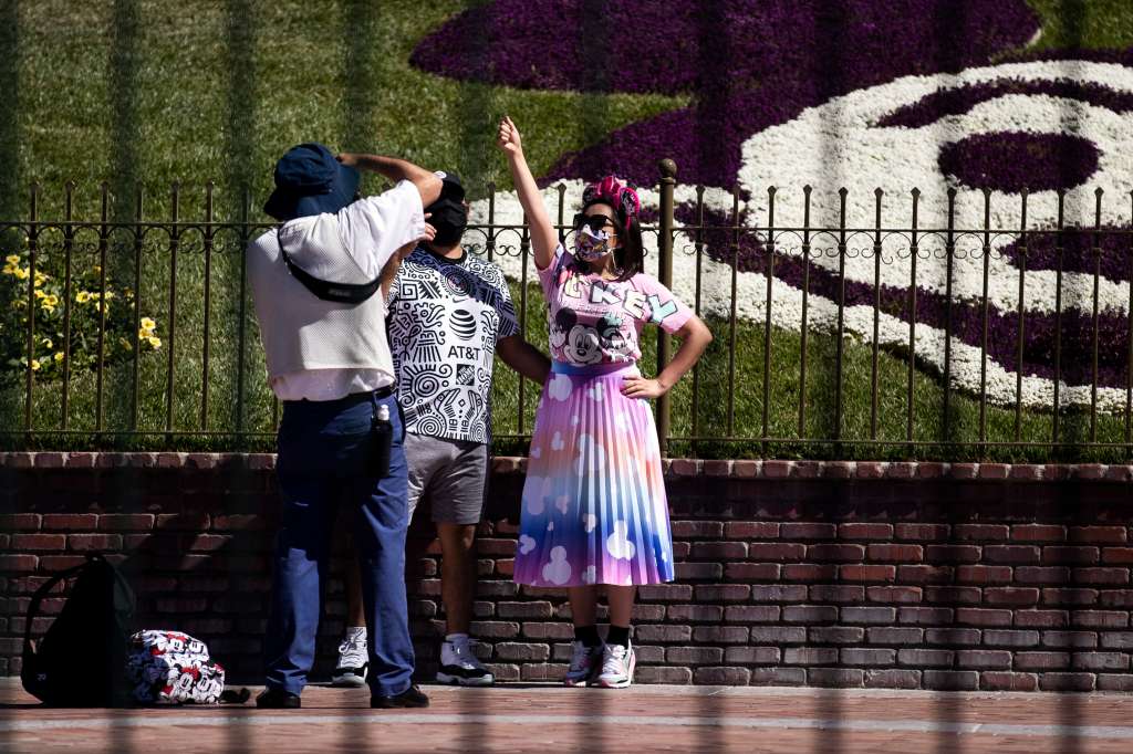 Todos los visitantes de Disneyland (de dos años o más) deberán llevar tapabocas en todo momento.