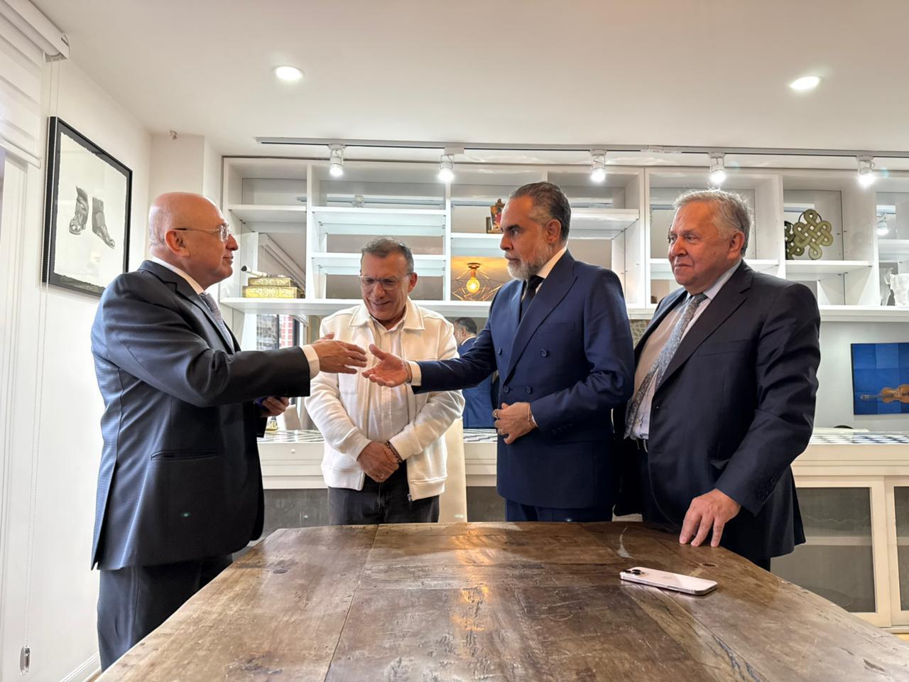 Los ministros Eduardo Montealegre y Armando Benedetti se dieron la mano en medio de las peleas que tocaron al gabinete.