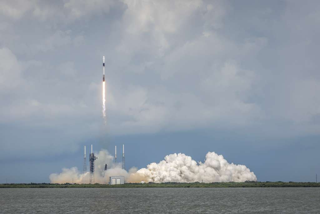 Titusville (United States), 28/09/2024.- NASA's SpaceX Crew-9 mission lifts off in a Dragon spacecraft, on a SpaceX Falcon 9 rocket, from the launch pad of Space Launch Complex-40 at Cape Canaveral Space Force Station in Florida, USA, 28 September 2024. The SpaceX Crew-9, initially planned to transport four crew members to the International Space Station (ISS), is taking off with two open seats to return the Boeing Crew Flight Test NASA astronauts Barry E. Wilmore and Sunita Williams to Earth due to technical issues with the Boeing Starliner mission. EFE/EPA/CRISTOBAL HERRERA-ULASHKEVICH