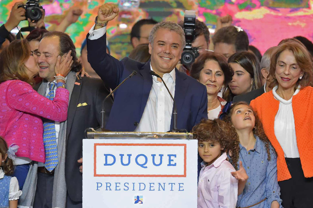 A la izquierda de Iván Duque, se ve a Luis Guillermo Echeverri, gerente de su campaña. / AFP
