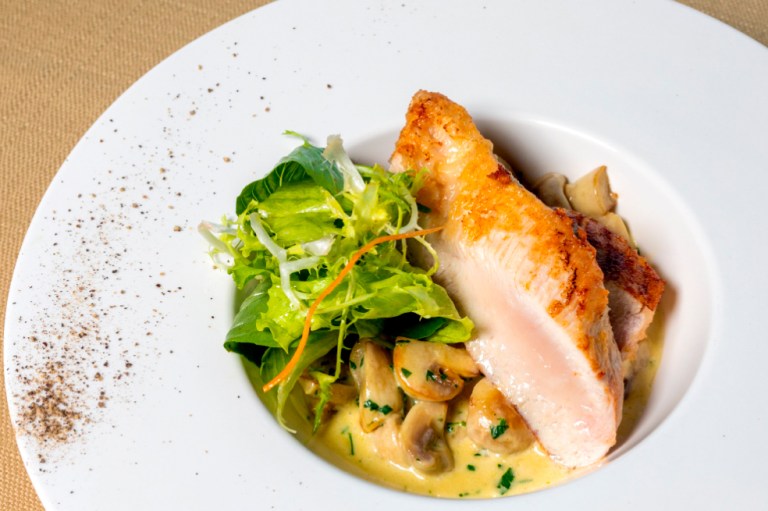 Receta de pollo en salsa de champiñones con finas hierbas, una opción deliciosa