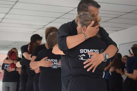 El abrazo del tango: terapia para adultos mayores