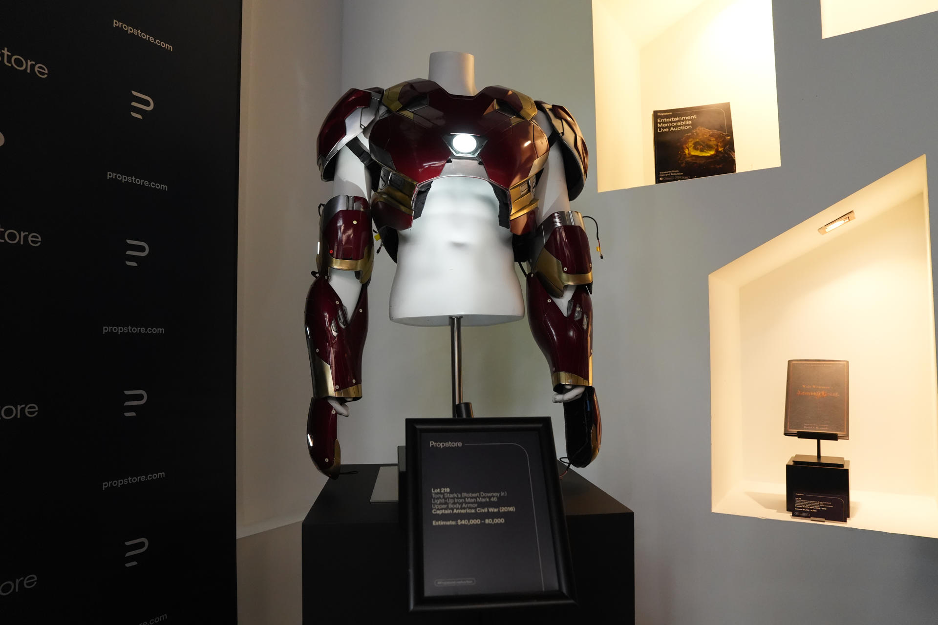 AME4502. LOS ÁNGELES (ESTADOS UNIDOS), 30/07/2026.- Fotografía que muestra un traje Tony Stark (Robert Dawney Jr.) de la película 'Captain America: Civil War (2016)' en una subasta este miércoles, en Los Ángeles (Estados Unidos). EFE/ Omar Alonso