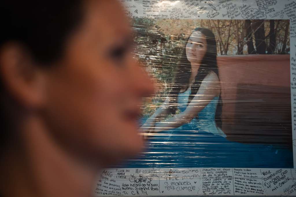 Gladys Cortés da una entrevista en la sala de su casa en Bogotá, decorada con fotos de su hija Manuela Silva, como esta cuando cumplió 15 años.
