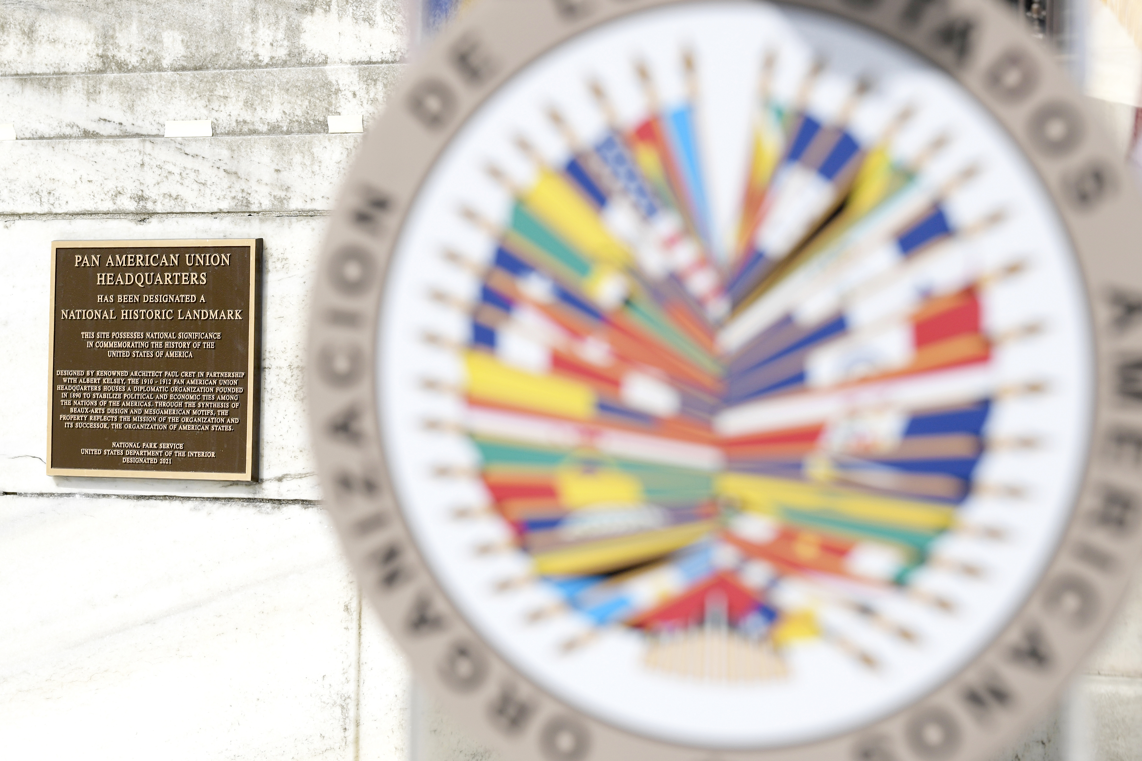 -FOTODELDÍA- USA6809. WASHINGTON (DC, EEUU), 12/04/2022.- Fotografía de la placa conmemorativa presentada hoy en la sede de la Organización de Estados Americanos durante su designación como un sitio histórico, en Washington (EE.UU.). El Departamento del Interior, que tiene su sede junto a la de la OEA, designó el edificio, 112 años después de su inauguración, como sitio histórico nacional el 13 de enero de 2021, sumándola a más de 2.600 edificios, puentes, estructuras, objetos y distritos que se consideran hitos en la historia del país. EFE/ Lenin Nolly