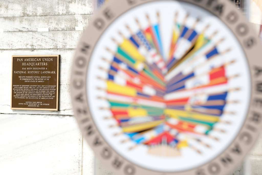 -FOTODELDÍA- USA6809. WASHINGTON (DC, EEUU), 12/04/2022.- Fotografía de la placa conmemorativa presentada hoy en la sede de la Organización de Estados Americanos durante su designación como un sitio histórico, en Washington (EE.UU.). El Departamento del Interior, que tiene su sede junto a la de la OEA, designó el edificio, 112 años después de su inauguración, como sitio histórico nacional el 13 de enero de 2021, sumándola a más de 2.600 edificios, puentes, estructuras, objetos y distritos que se consideran hitos en la historia del país. EFE/ Lenin Nolly