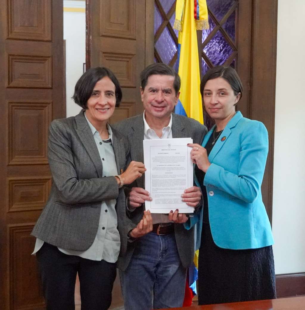 De izq. a der.: Susana Muhamad, ministra de Ambiente, Juan Fernando Cristo, ministro del Interior, y Martha Viviana Carvajalino Villegas, ministra de Agricultura y Desarrollo