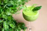Aquí está la receta para preparar un martini matcha