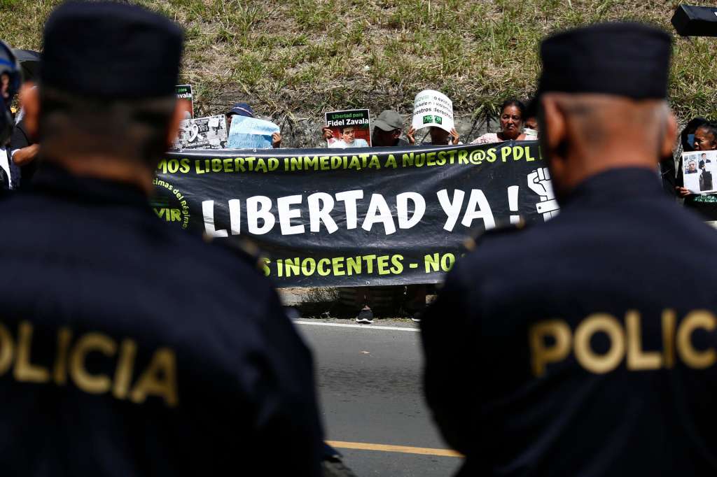 AME7425. SAN SALVADOR (EL SALVADOR), 09/04/2025.- Personas protestan a las afueras del centro penal La Esperanza este miércoles, en San Salvador (El Salvador). Un grupo de unas 60 personas miembros del Movimiento de Víctimas del Régimen (Movir) realizó un plantón frente a una cárcel cercana a la capital de El Salvador, para solicitar que se libera a "inocentes" que guardan prisión en el contexto de la implementación en el país de un régimen de excepción contra las pandillas. EFE/ Rodrigo Sura