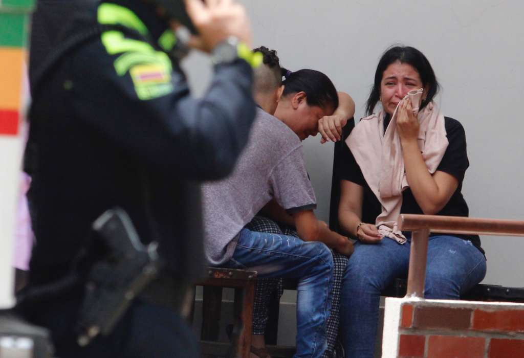 AME983. EL ZULIA (COLOMBIA), 04/07/2023.- Familiares lloran tras el asesinato de un policía, hoy, en el municipio de El Zulia, en el departamento de Norte Santander (Colombia). El Ejército de Liberación Nacional (ELN) mató este martes a tres policías en el Catatumbo, en el noreste de Colombia, el mismo día que el Comando Central de la guerrilla ordenó a todas sus filas un cese al fuego desde el jueves. Uno de los uniformados, Samir José Vega, falleció en el municipio de Tibú, en el departamento de Norte de Santander (fronterizo con Venezuela), tras recibir un disparo de un francotirador mientras hacía guardia en el sector La Petrolea. Además este martes otros dos policías perdieron la vida en el municipio de El Zulia, que limita con Cúcuta, región fronteriza con Venezuela. EFE/ Mario Caicedo