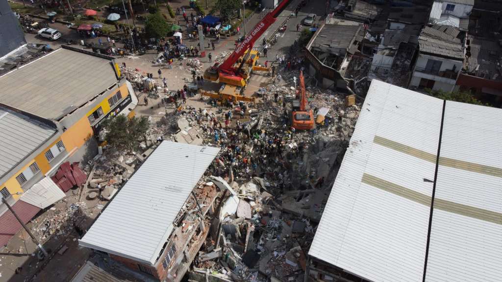 AME7989. PEREIRA (COLOMBIA), 12/08/2026.- Fotografía aérea que muestra rescatistas en labores de búsqueda en el lugar donde se derrumbó un edificio de cuatro pisos tras el terremoto de magnitud 7,4 que sacudió la mayor parte de Colombia el pasado lunes, este miércoles en el sector del parque La Libertad en Pereira (Colombia). El presidente de Colombia, Abelardo de la Espriella, declaró duelo nacional de tres días por las víctimas del terremoto que golpeó varias partes del país y deja cerca de 240 muertos, según las autoridades regionales, informó el Gobierno. EFE/ Juan Diego López