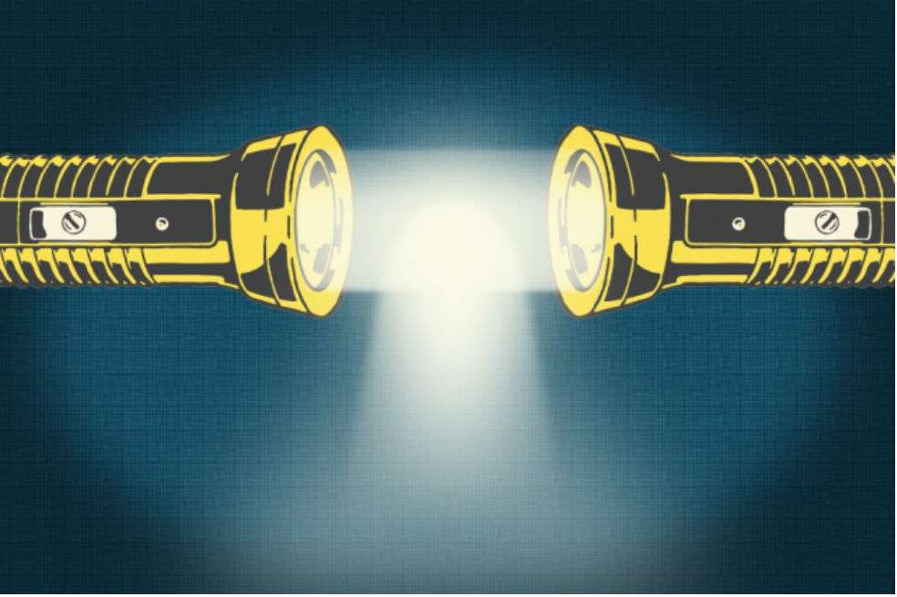 Científicos del MIT y Harvard han demostrado que los fotones pueden interactuar, abriendo la puerta a un nuevo tipo de computadores e, inclusive, a sables de luz. / MIT