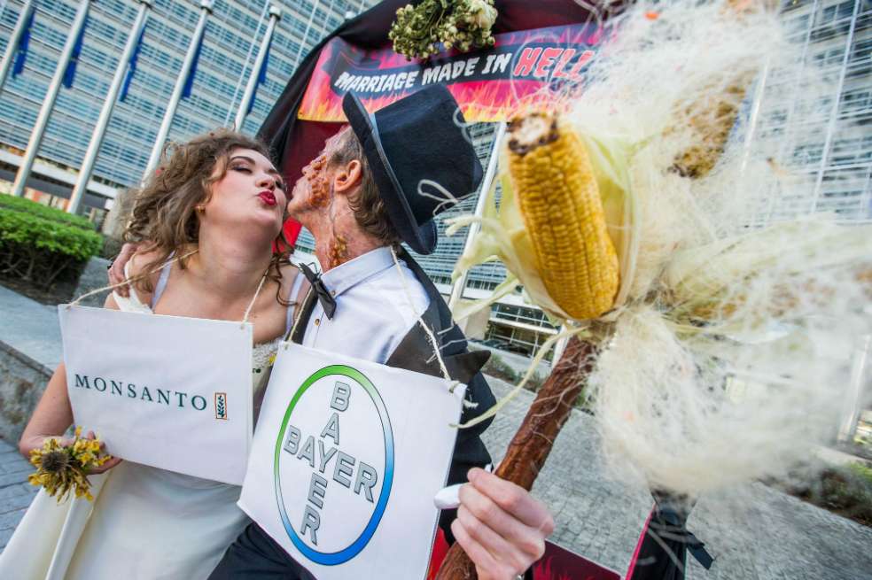 Una protesta en Bruselas contra la compra de Monsanto por parte de Bayer, poco antes de que se conociera la decisión de la Unión Europea. / EFE