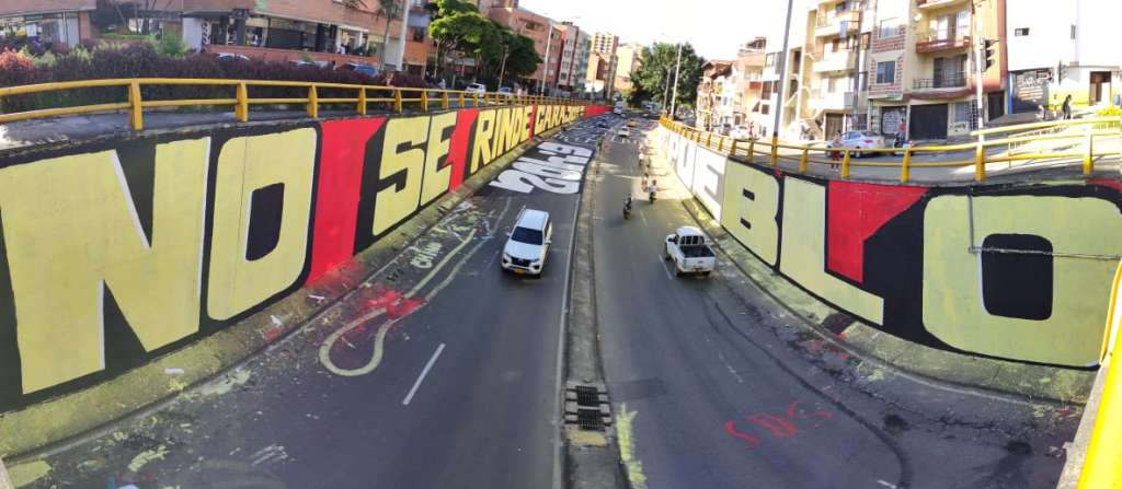 El grafiti "El pueblo no se rinde carajo" fue pintado en el deprimido de la avenida San Juan con la 80.