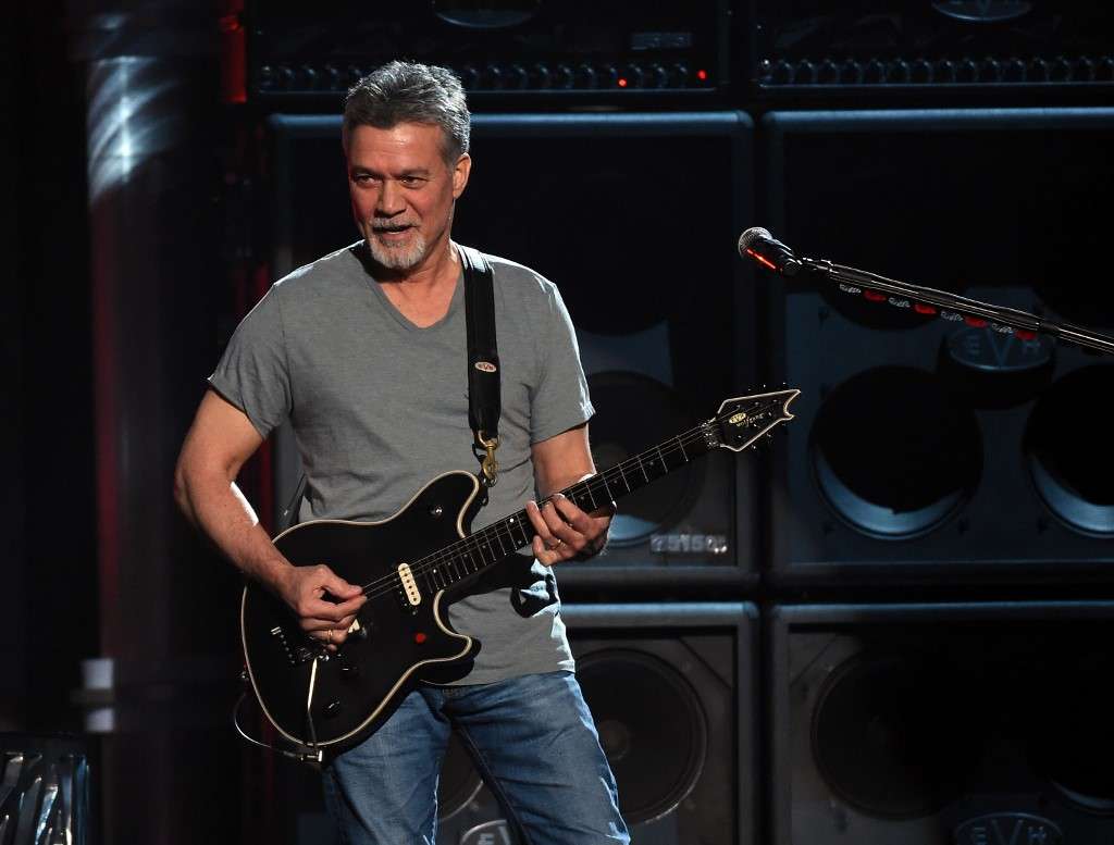 El músico Eddie Van Halen, de Van Halen, durante un concierto que ofreció en 2015 en los Billboard Music Awards.