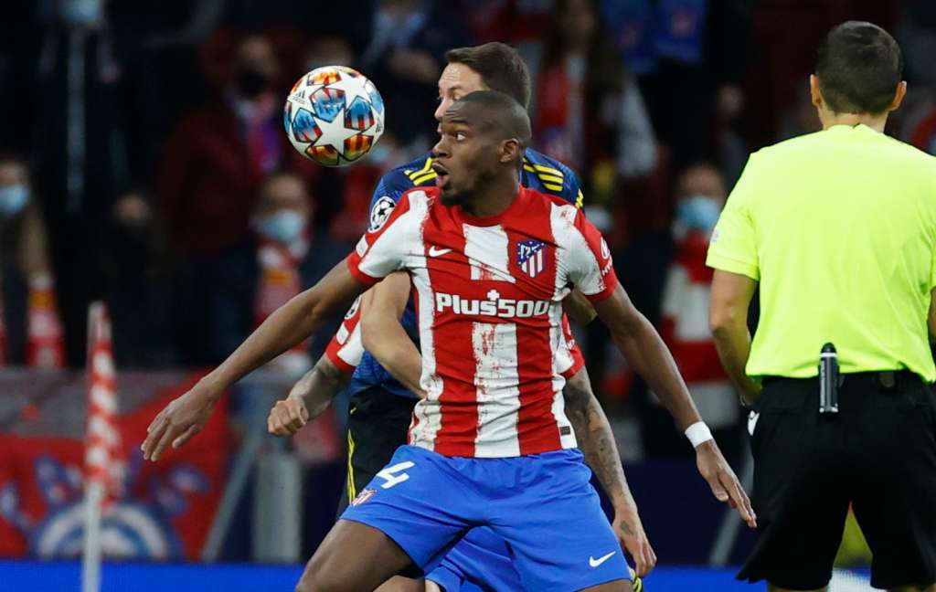 MADRID, 23/02/2022.- El centrocampista francés del Atlético de Madrid, Geoffrey Kondogbia, intenta llevarse el balón ante el jugador del Manchester United, durante el encuentro correspondiente a la ida de los octavos de final de la Liga de Campeones que disputan hoy miércoles en el estadio Wanda Metropolitano, en Madrid. EFE / Juanjo Martín.