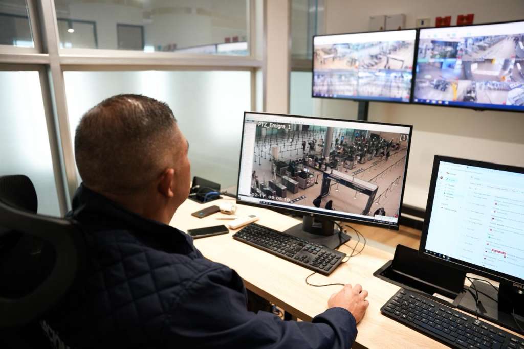 Un hombre mira la pantalla que proyecta las cámaras de los pasillos del aeropuerto.