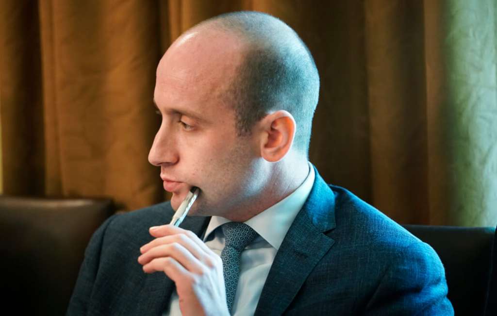 Stephen Miller es el asesor que le habla a Donald Trump de migración. / AFP