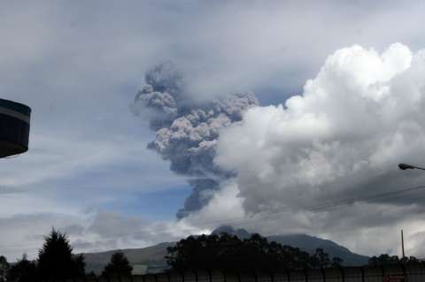 Evacúan por "prevención" poblados cercanos a volcán Cotopaxi en Ecuador