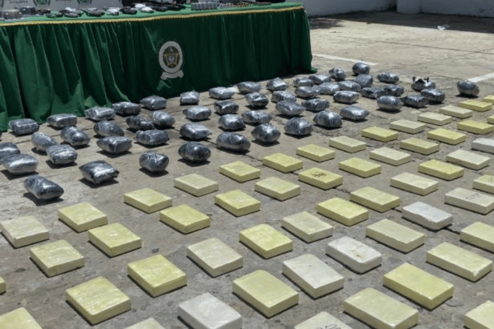 Incautan arsenal de armas y 200 kilos de cocaína en operativo en Barranquilla