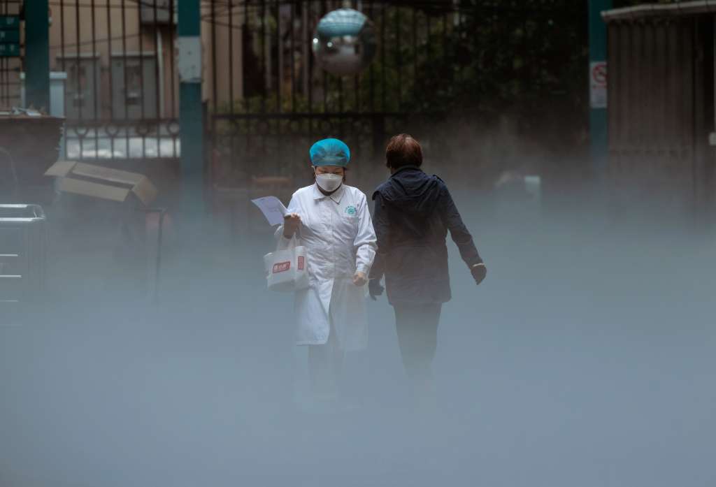 Shanghái (China), 13/01/2022.- Un personal médico sale de la parte mortuoria de un hospital mientras otra persona acaba de entrar en las instalaciones en Shanghái, China, el 13 de enero de 2023. Los principales expertos en salud de China creen que lo peor de la primera ola de contagios de COVID-19 ha terminado. El doctor Liang Wannian, jefe del panel de respuesta a la COVID-19 de la Comisión Nacional de Salud, dijo en un comunicado el 11 de enero que el número de infecciones estaba disminuyendo, pero seguía siendo un período extremadamente tenso para los grupos vulnerables y las zonas rurales. EFE/ALEX PLAVEVSKI